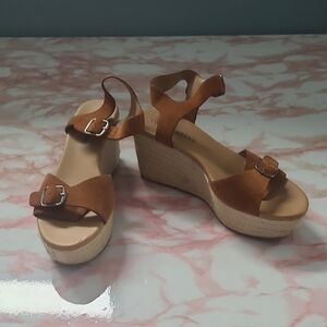 EUC Lucky Brand Naveah Caramel Wedge Sandals Sz 8.5M